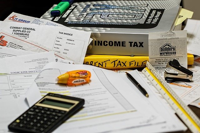 calculatrice et les papiers pour déduire les impôts
